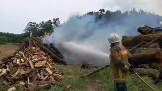 Un vecino sufre quemaduras graves al incendiarse una pila de leña en Cuntis