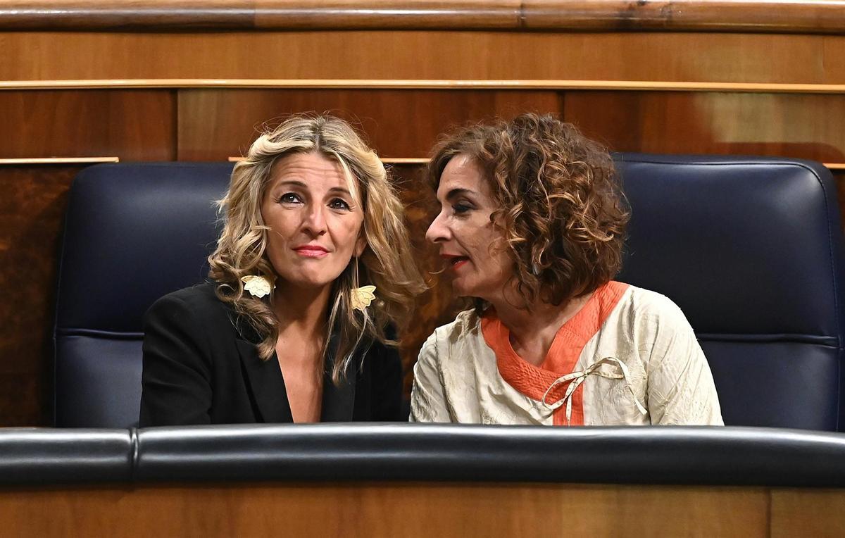 Yolanda Díaz y María Jesús Montero este martes en el Congreso, tras anunciar el pacto de Presupuestos