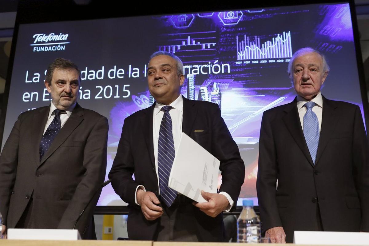 GRA221. MADRID, 04/04/2016.- El secretario de Estado de Telecomunicaciones y para la Sociedad de la Información, Víctor Calvo-Sotelo (c), junto al vicepresidente ejecutivo de la Fundación Telefónica, Emilio Gilolmo (d), y el el presidente de Telefónica España, Luis Miguel Gilpérez (i), durante la presentación hoy del informe La Sociedad de la Información en España 2015. EFE/Juan Carlos Hidalgo