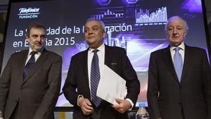 GRA221. MADRID, 04/04/2016.- El secretario de Estado de Telecomunicaciones y para la Sociedad de la Información, Víctor Calvo-Sotelo (c), junto al vicepresidente ejecutivo de la Fundación Telefónica, Emilio Gilolmo (d), y el el presidente de Telefónica España, Luis Miguel Gilpérez (i), durante la presentación hoy del informe La Sociedad de la Información en España 2015. EFE/Juan Carlos Hidalgo