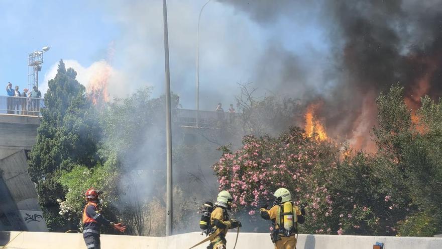 Gran atasco por el incendio de unas chabolas junto a la Vía de Cintura