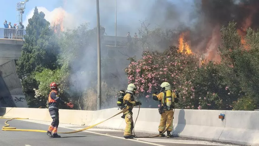 VÍDEO | Gran atasco por el incendio de unas chabolas junto a la Vía de Cintura
