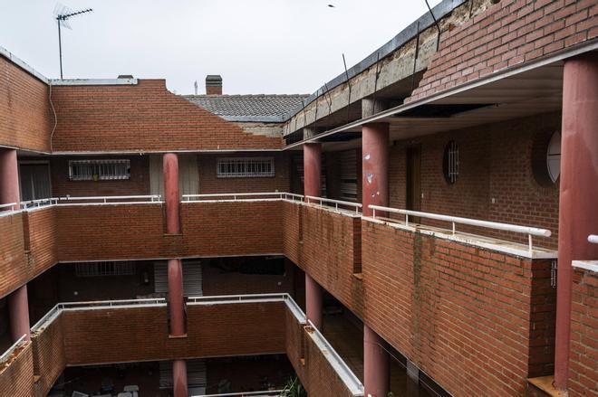 FOTOGALERÍA | Así ha quedado el Bloque A de Aldea Moret tras el desprendimiento de la cornisa y la caída de escombros al patio interior