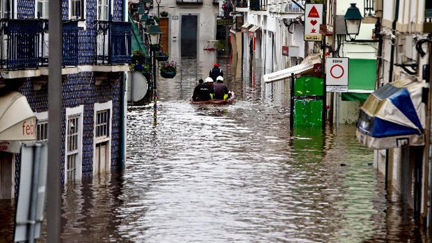 Canarias activa la prealerta hasta el martes por el fuerte oleaje y el viento