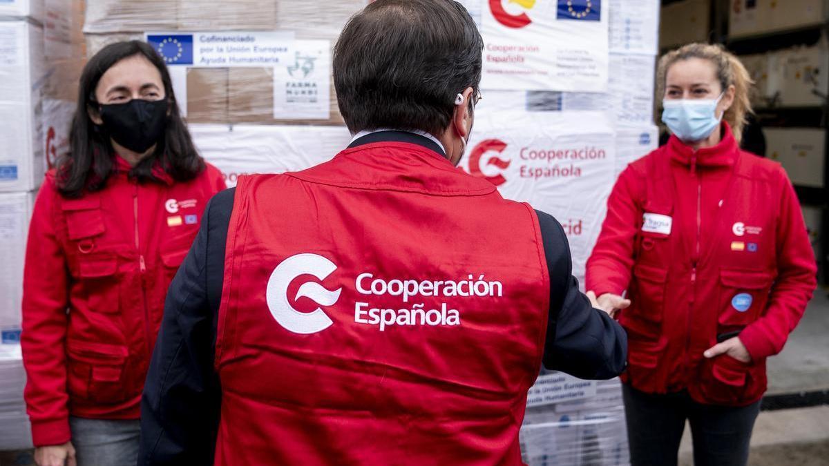 El ministro de Asuntos Exteriores, Unión Europea y Cooperación, José Manuel Albares, charla con las personas que se encargan de la recepción del material sanitario para mandar a Ucrania, en la Base Aérea de Torrejón de Ardoz.