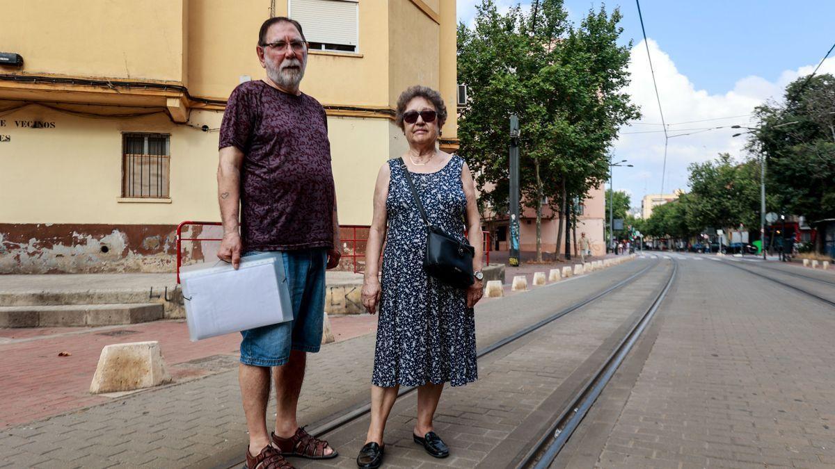 Francisco Llamas y Carmen Berlanga, en las vías del tranvía pegado a la asociación de vecinos y los pisos sociales./  FERNANDO BUSTAMANTE