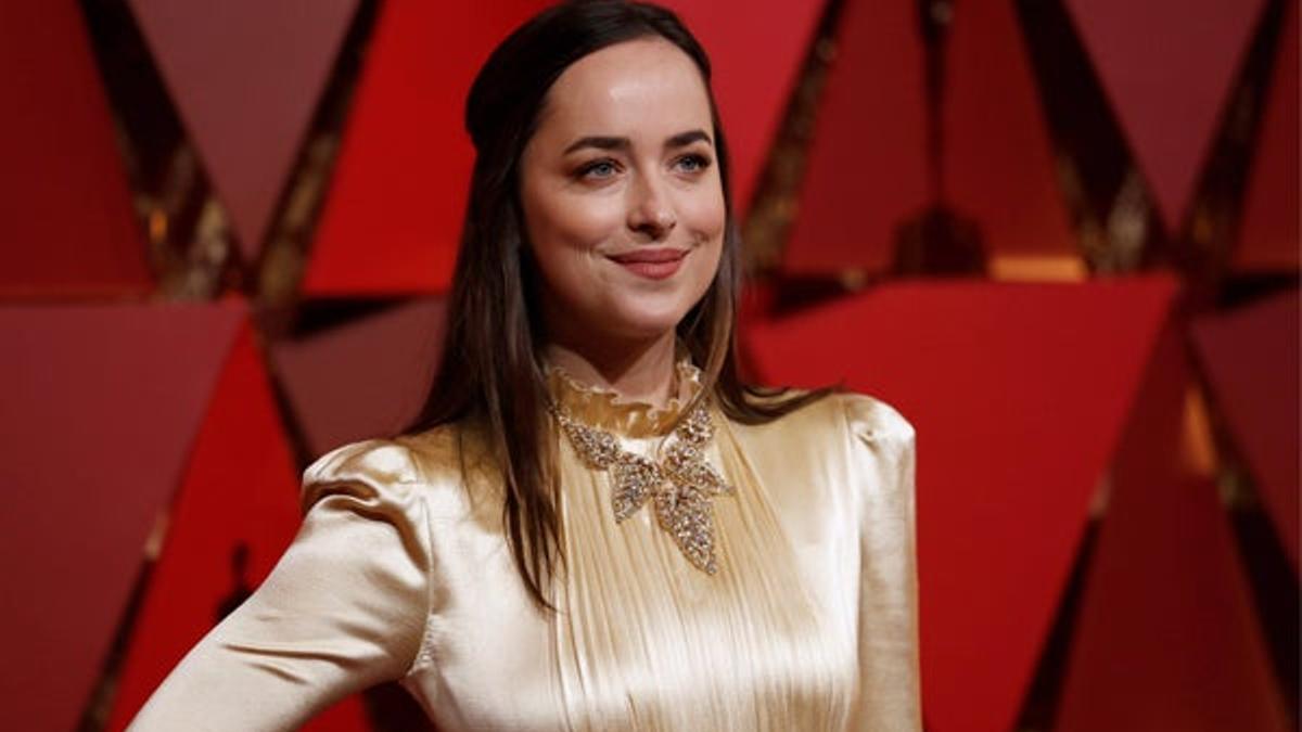 Dakota Johnson en la alfombra roja de los Oscar