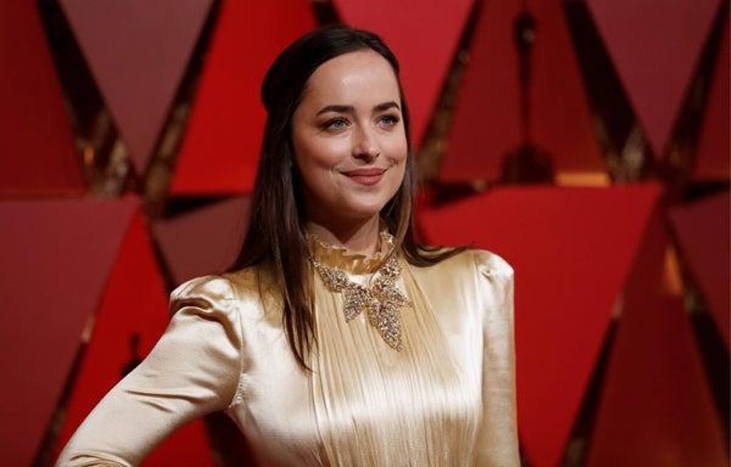 Dakota Johnson en la alfombra roja de los Oscar