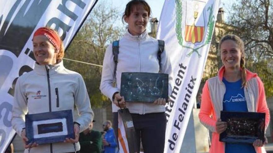 Magdalena Vicens, Àngela Puig y Cati Neus Morey en el podio.