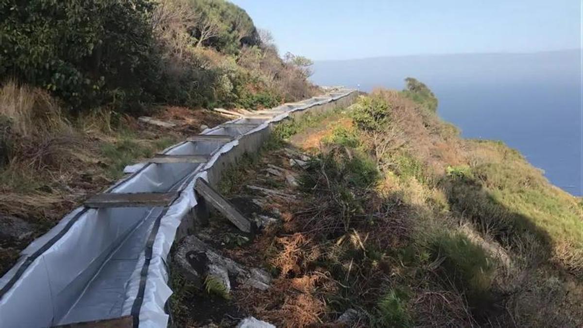 Un canal que transporta agua potable en la isla de La Palma.