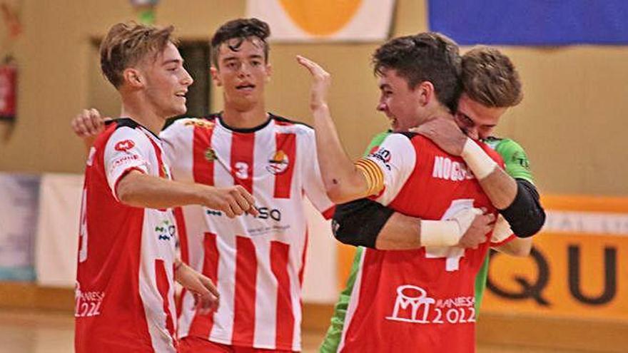 Els jugadors del Manresa FS juvenil s&#039;abracen després d&#039;un gol al Movistar en el partit del Pujolet