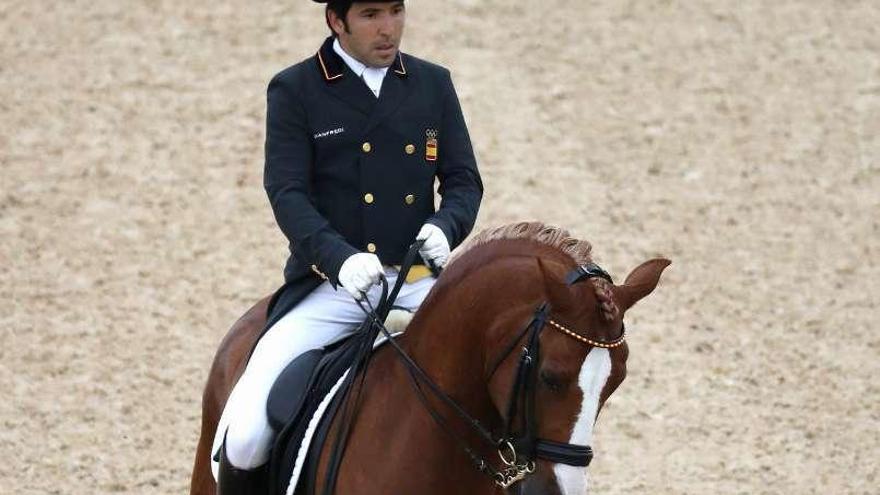 Claudio Castilla Ruiz con su caballo &#039;Alcaide&#039; en el Gran Premio por equipos.