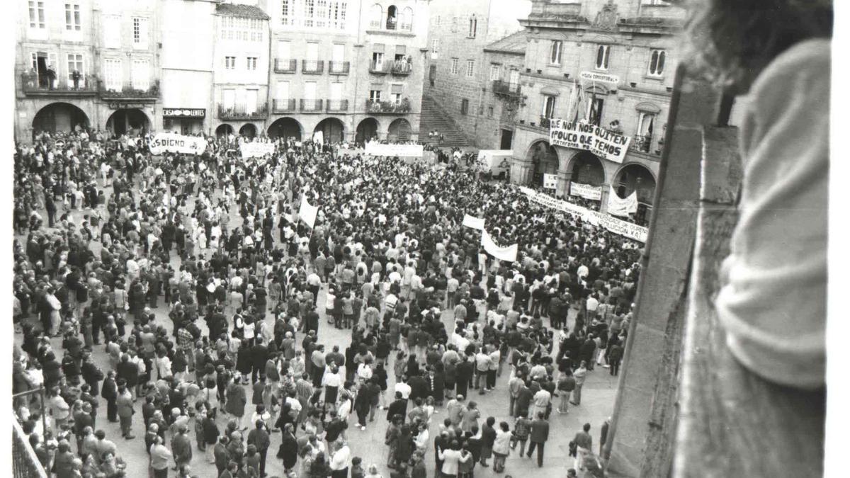 La Praza Maior llena de manifestantes y una pancarta en la fachada del Concello, en 1994.