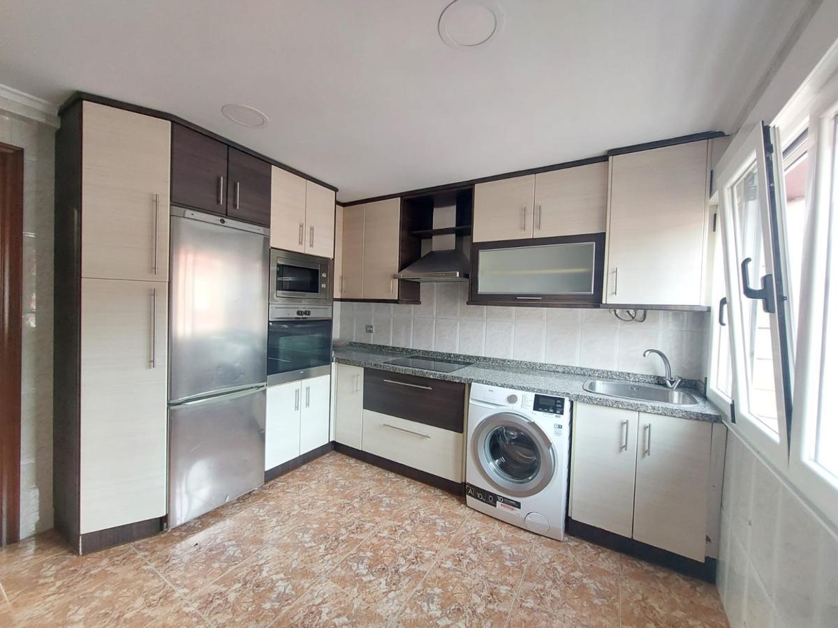 Una vista de la cocina de la vivienda que se oferta.