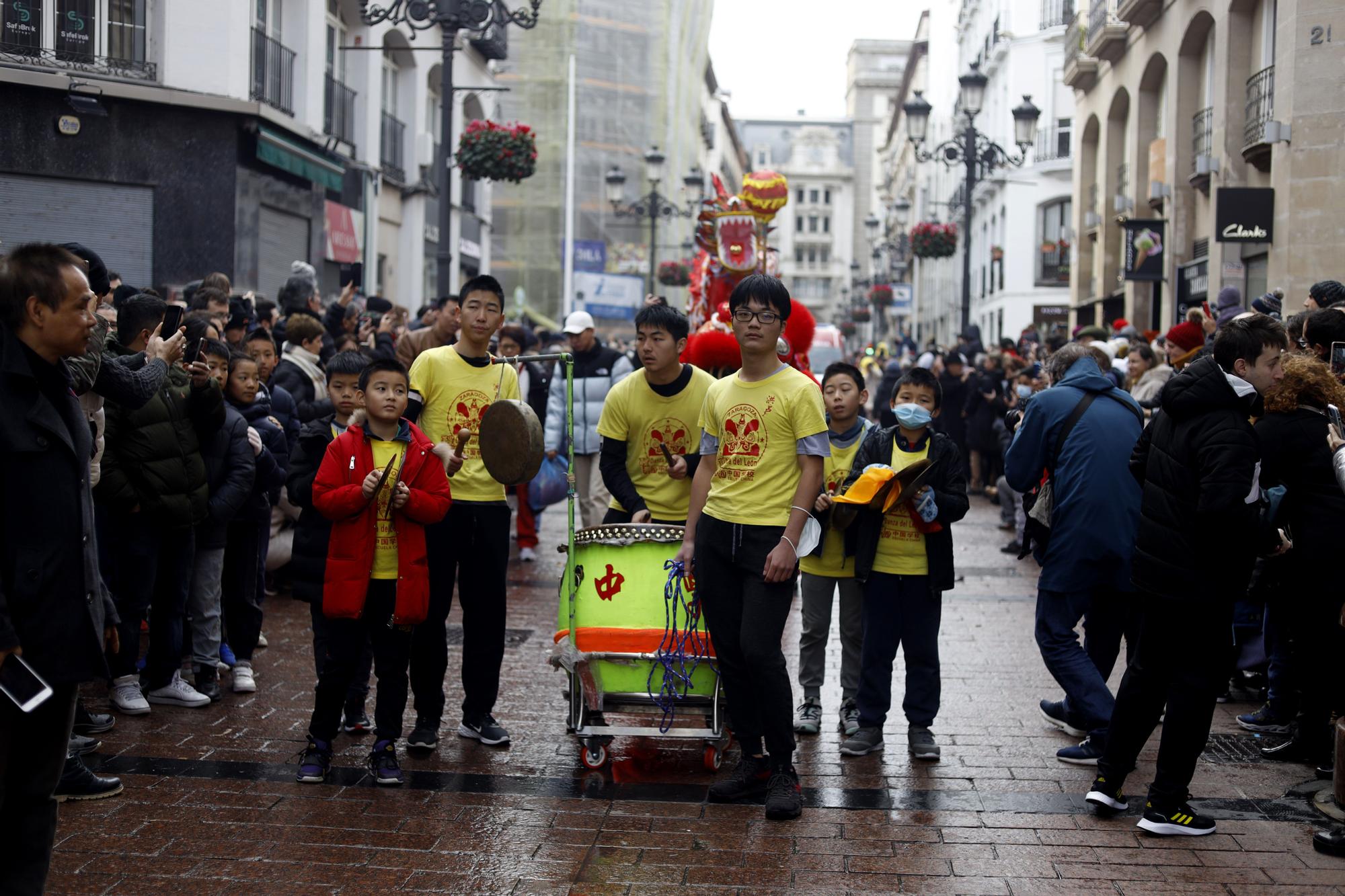 La comunidad china de Zaragoza llena de color el centro para saludar al Año del conejo