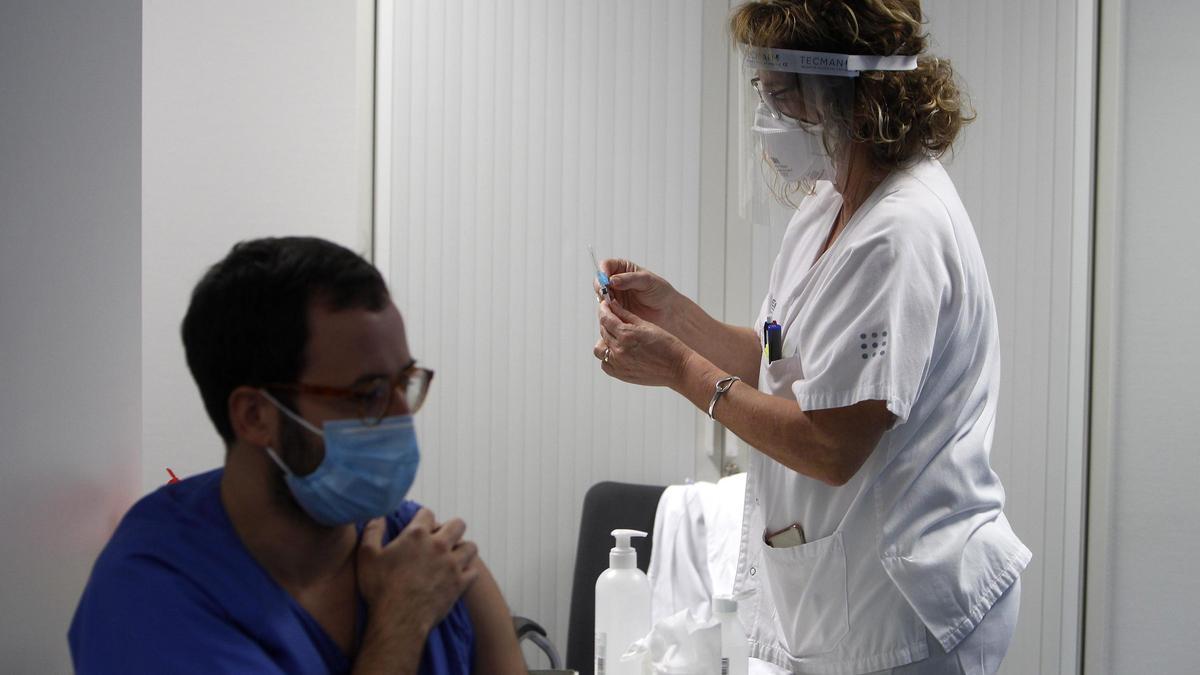 Una sanitaria durante su trabajo