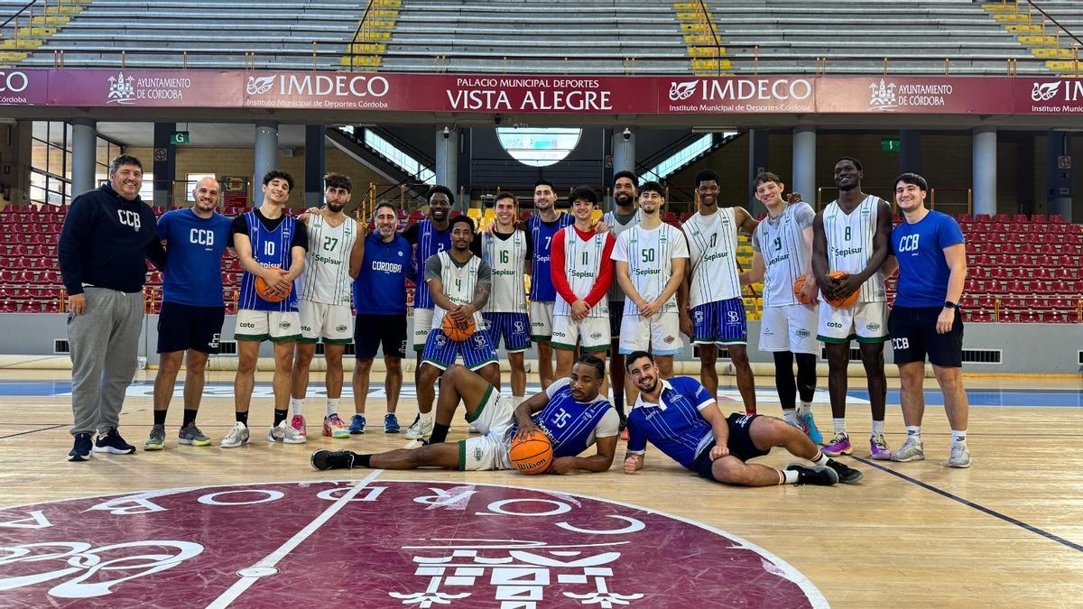 Jugadores y técnicos del Coto Córdoba de Baloncesto, antes de encarar el último partido de la fase regular de la Segunda FEB.