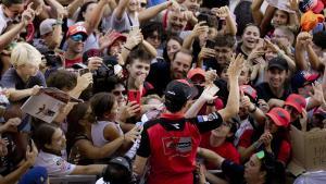 Marc Márquez (Ducati), saluda a un grupo de fans.
