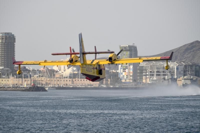 25-02-20 LAS PALMAS DE GRAN CANARIA. BAHIA DE LA CAPITAL. LAS PALMAS DE GRAN CANARIA. Amerizaje de los hidroaviones en la bahia capitalina para recoger agua.    Fotos: Juan Castro.  | 25/02/2020 | Fotógrafo: Juan Carlos Castro