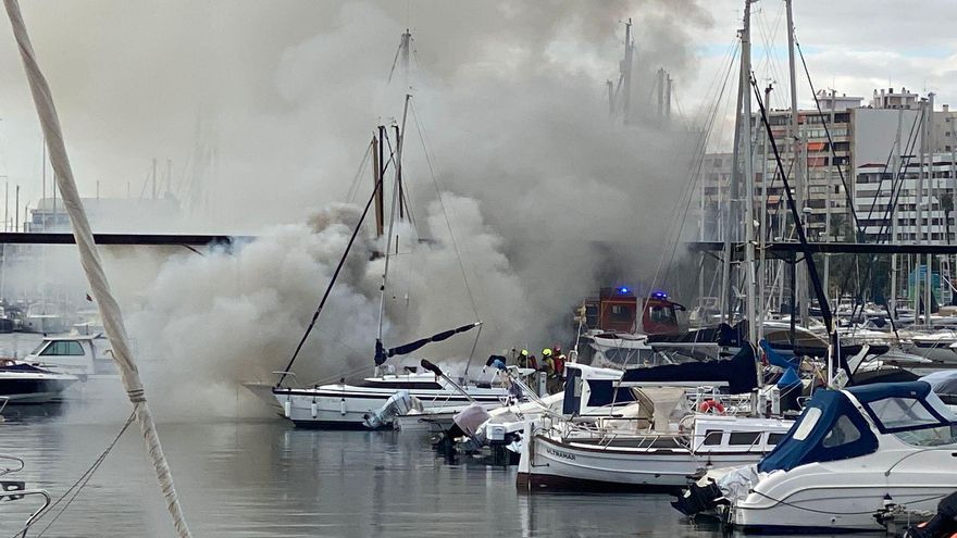 Susto en Año Nuevo en el Puerto de Alicante al quemarse un barco