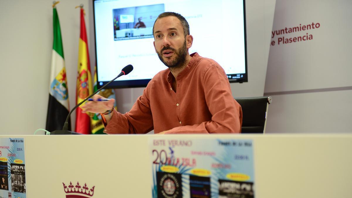 El concejal explica la programación del &#039;20 a La Isla&#039; de Plasencia.