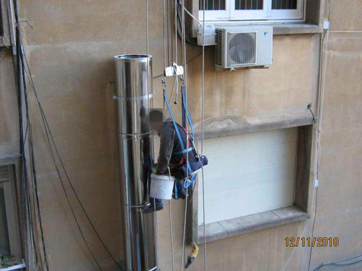 Escalada professional.Vaig fer aquesta fotografia des de la finestra de casa meva dilluns passat. L’arriscat tècnic escalador col·locava, peça a peça, aquesta nova xemeneia a la part del darrere d’un nou restaurant ubicat al carrer de Numància, a Barcelona. Malgrat que un artefacte com aquest impedeixi, a partir d’ara, mantenir casa meva lliure de fum, les condicions en què aquest escalador treballa demostren que hi ha coses només aptes per a uns pocs.