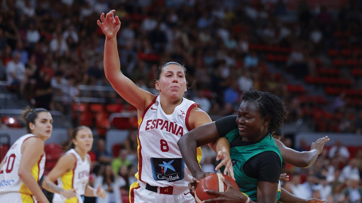 España arrasa a Mali con protagonismo de la taronja María Araújo