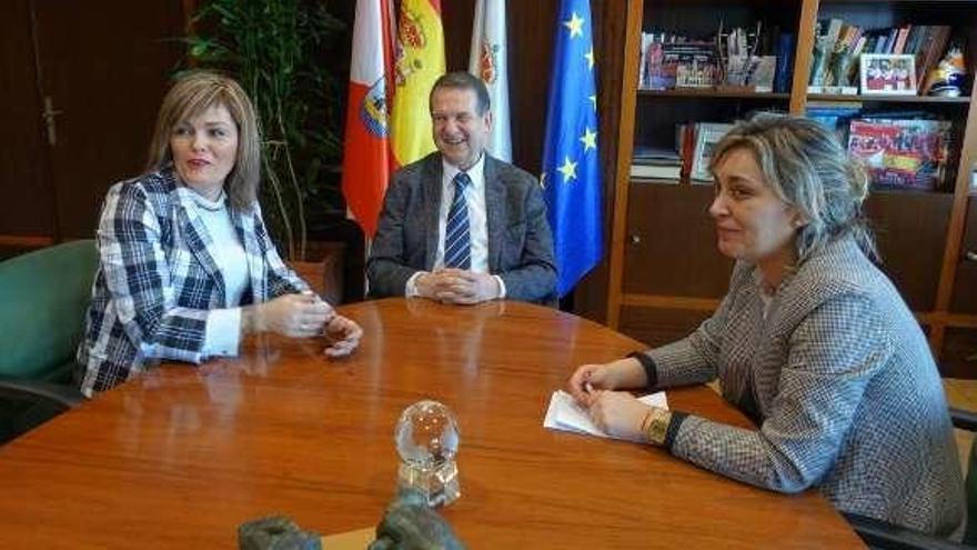 Digna Rivas (izq.) y Abel Caballero, ayer, en su reunión en Vigo. // FdV