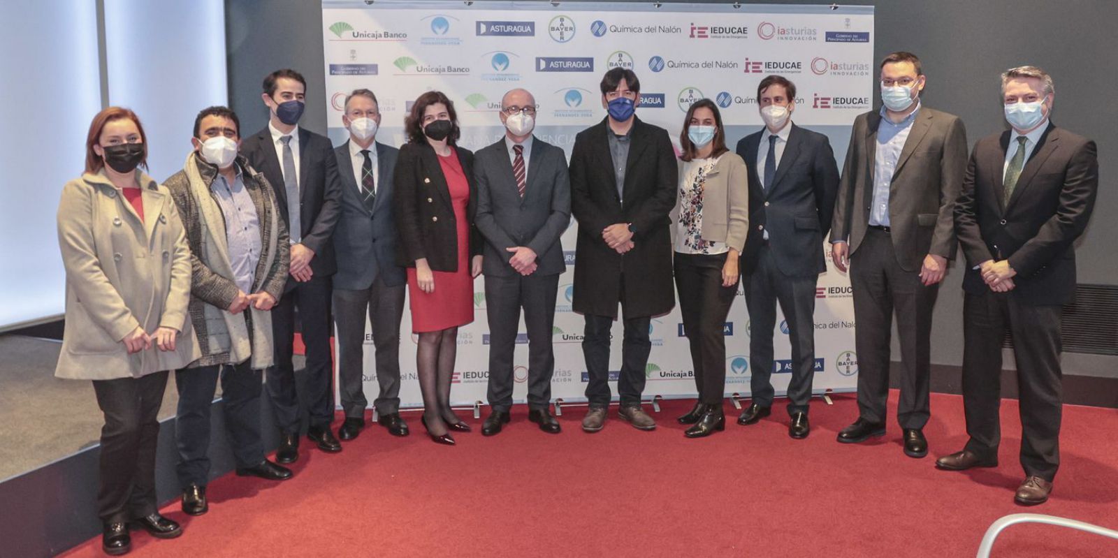 Por la izquierda, Tatiana García (Ieducae), Juan Luis González (Ieducae), Ignacio del Río (Asturagua), Alfonso Martínez (Química del Nalón), Carmen Piñán (Grupo Agbar), José Marcos Fernández (Unicaja Banco), Borja Sánchez (consejero de Ciencia, Innovación y Universidad), Andrea Díaz (Bayer), Luis Fernández-Vega (Instituto Oftalmológico Fernández-Vega), Jorge Álvarez (Bayer) y Luis Machín (Instituto Fernández-Vega), ayer, en el Club Prensa Asturiana, antes de la ponencia. | Irma Collín