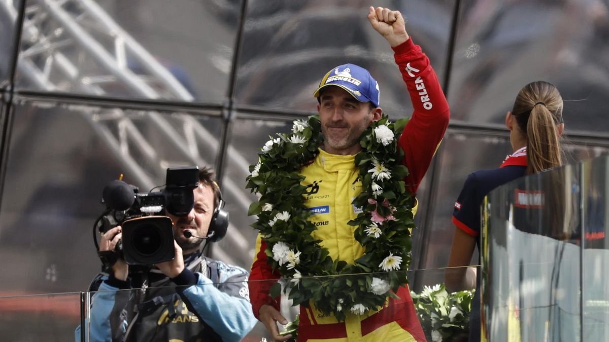 Robert Kubica celebra su triunfo en Le Mans.