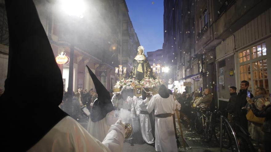Vídeo: Así ha sido la lluvia de pétalos en honor a la Virgen Dolorosa en la Semana Santa de Gijón