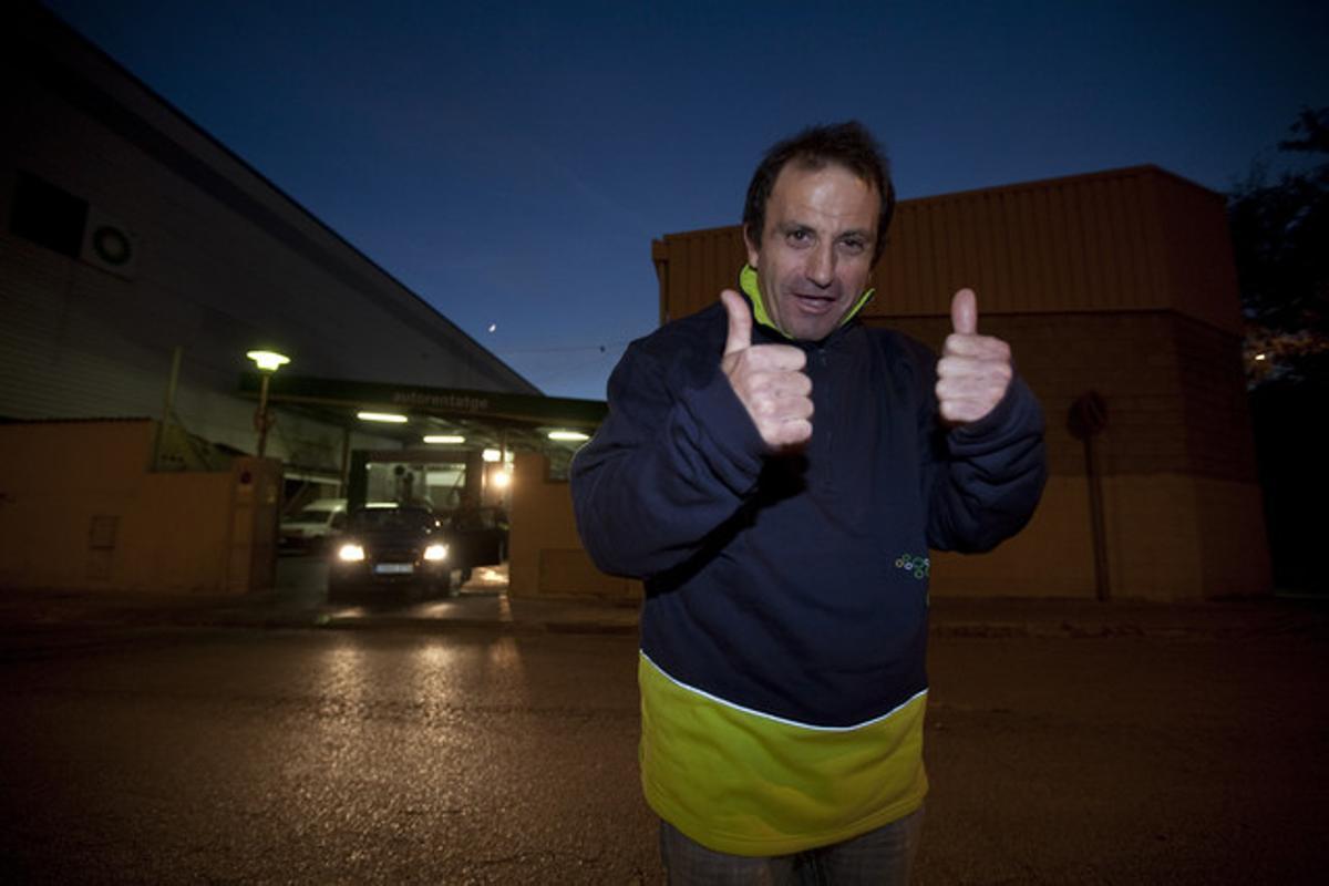 Óscar Sánchez posa contento delante del autolavado de coches al que se incorpora al día siguiente, en Montgat.