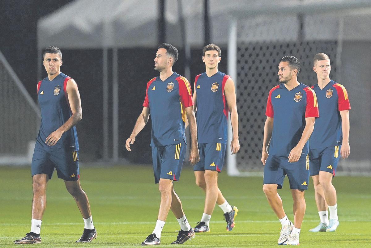 Rodri, Busquets, Pau Torres, Koke y Olmo, en un entrenamiento de la selección española en Doha (Qatar).