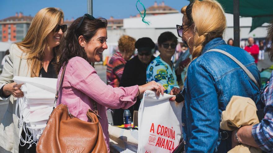 Inés Rey, durante un reparto de propaganda en el mercadillo de Os Mallos   | // L. O.