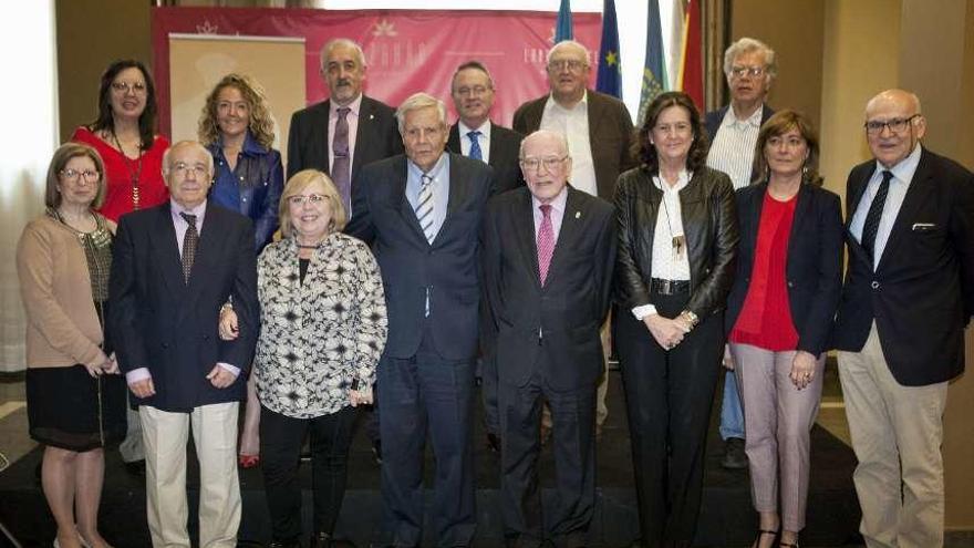 Integrantes del jurado del premio &quot;Langreanos en el Mundo&quot;, tras dar a conocer el fallo.