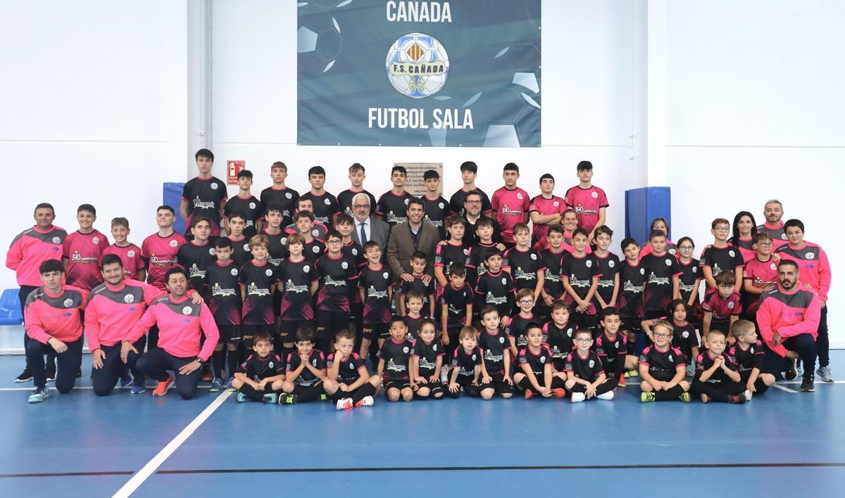 Pose de los asistentes a la inauguración de las instalaciones deportivas de Cañada