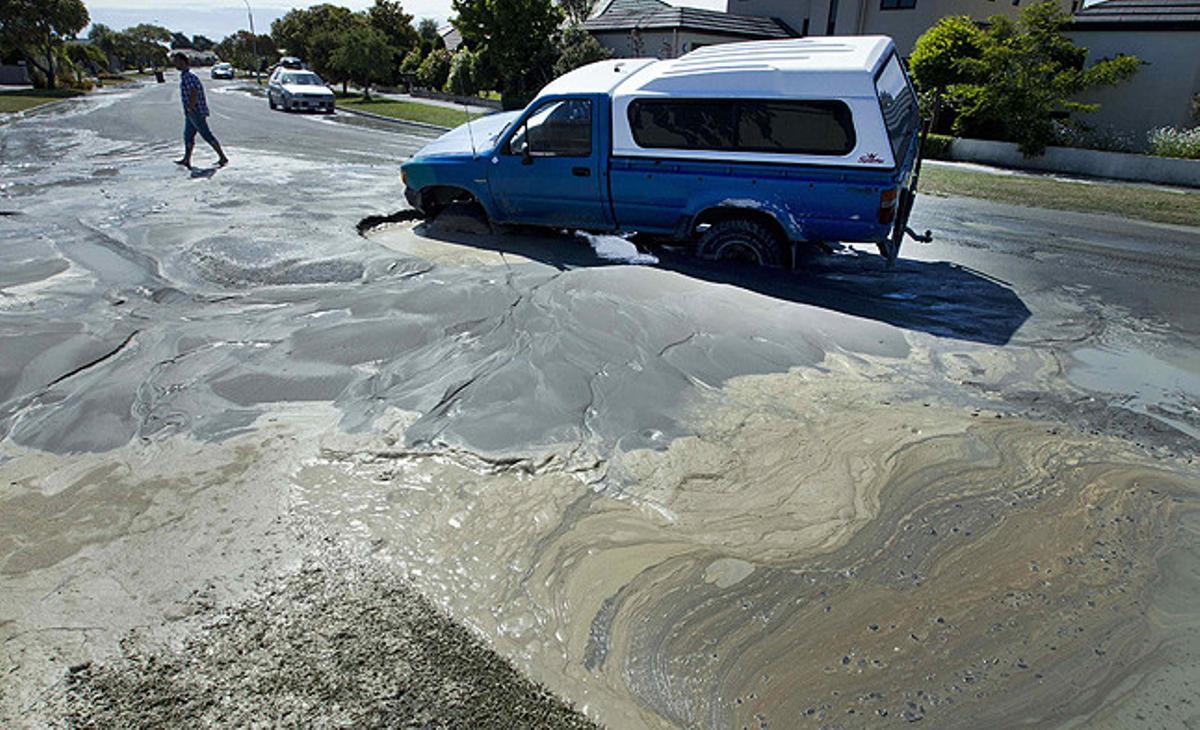 Un cotxe atrapat en les aigües estancades després d’un terratrèmol de 5,8 graus de magnitud a la ciutat de Christchurch (Nova Zelanda).