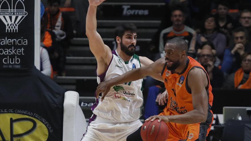 Will Thomas postea a Dani Díez en el partido del Top 16 de la Eurocup entre Valencia Basket y Unicaja.
