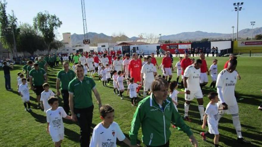 Los jugadores de los tres equipos a la salida al terreno de juego.