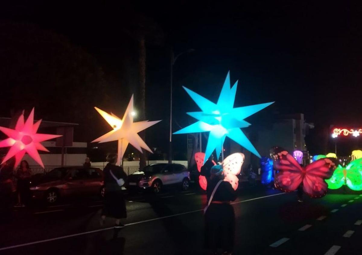 Estrellas navideñas y mariposas por las calles del Cruce de Arinaga. | | LP/DLP