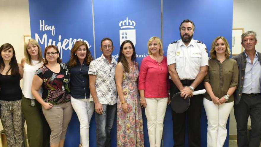 Foto de familia al término del acto con representantes de las asociaciones presentes.