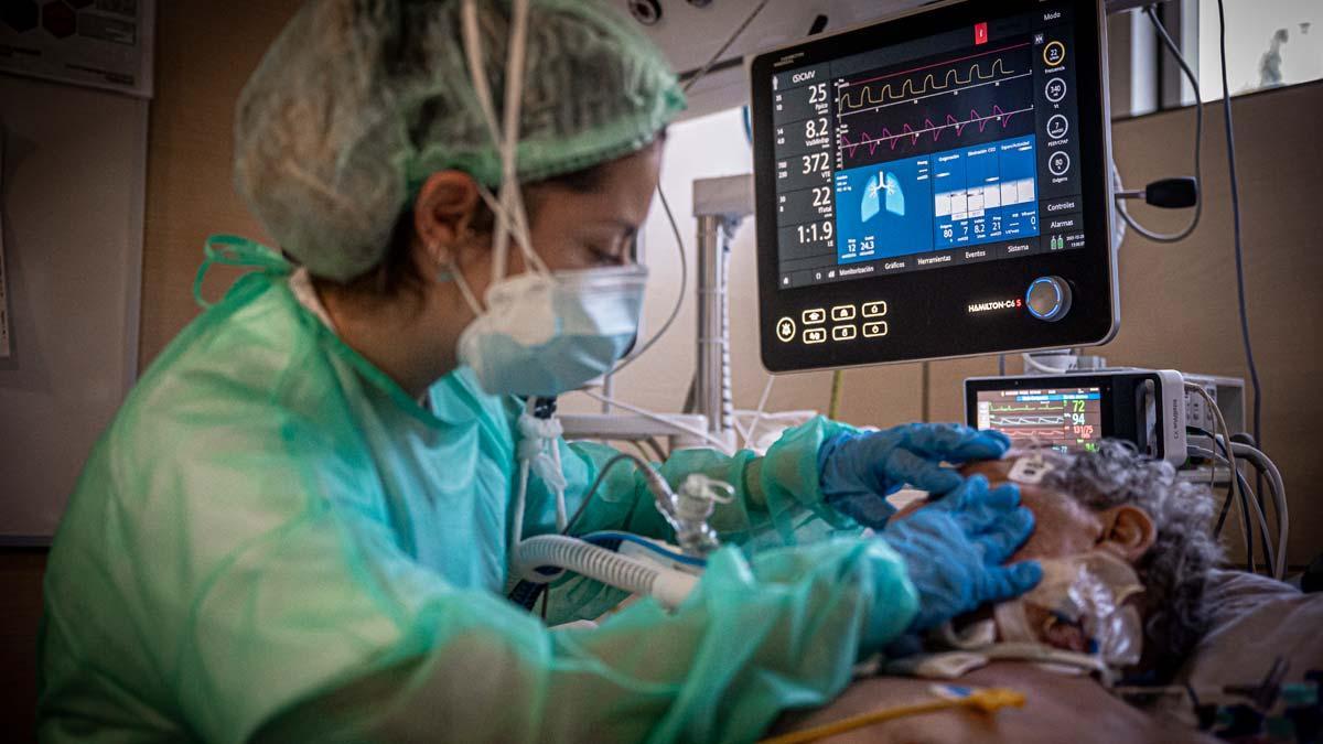 Cuidados a un enfermo con covid en la UCI del Hospital Vall d'Hebron de Barcelona