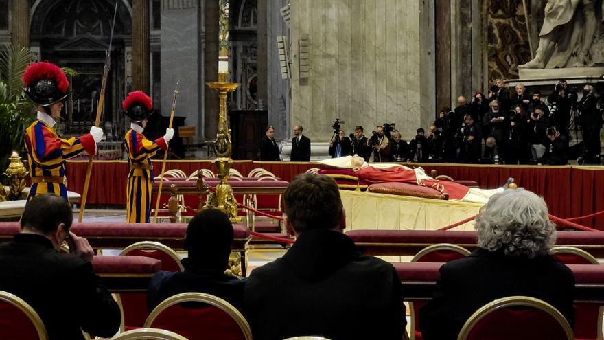 Miles de fieles se despiden de Benedicto XVI en el primer día de capilla ardiente