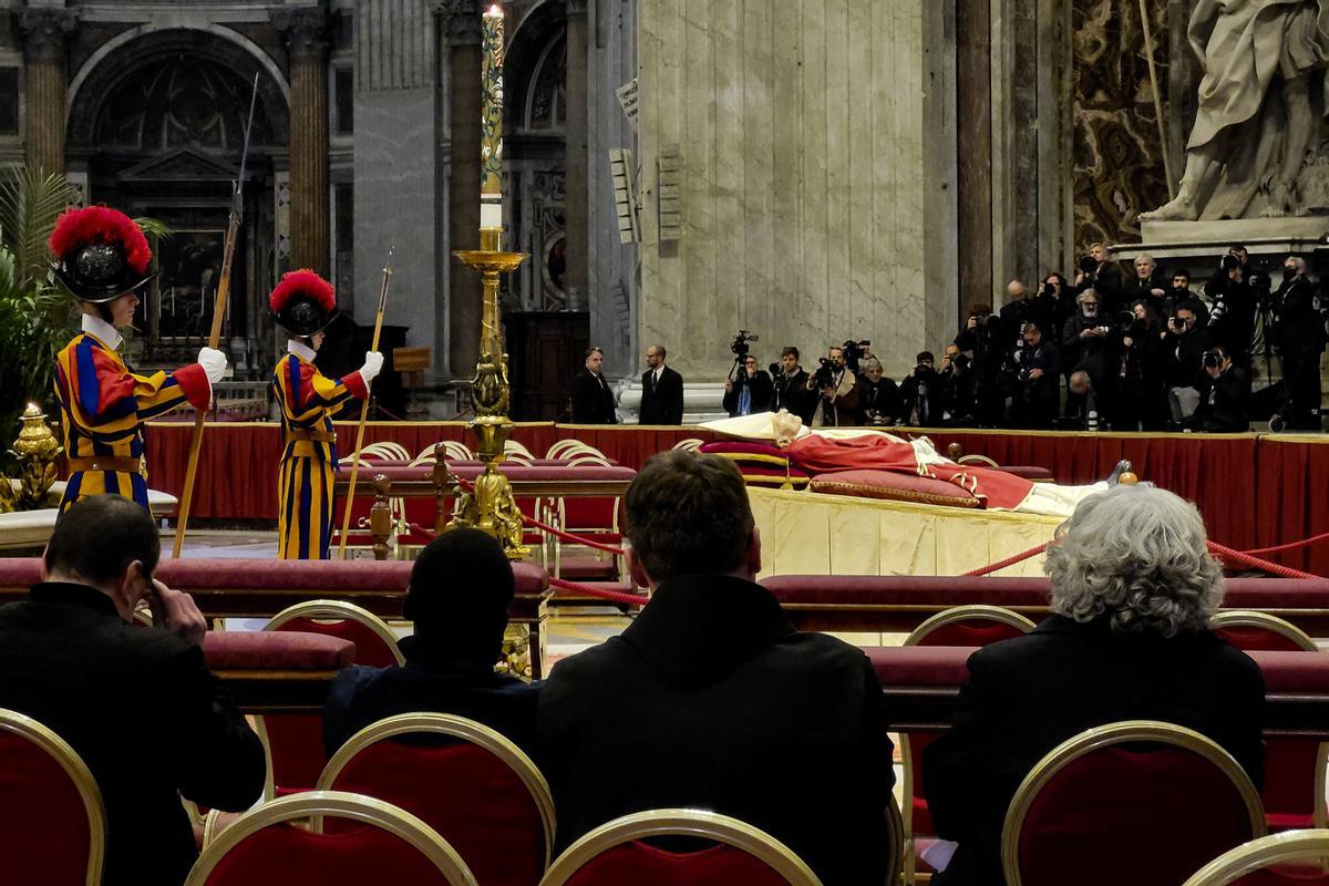 El cuerpo del papa emérito Benedicto XVI ya descansa en la Basílica de San Pedro