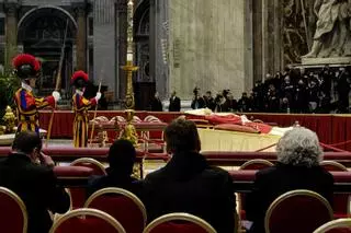 Miles de fieles despiden a Benedicto XVI en la basílica de San Pedro