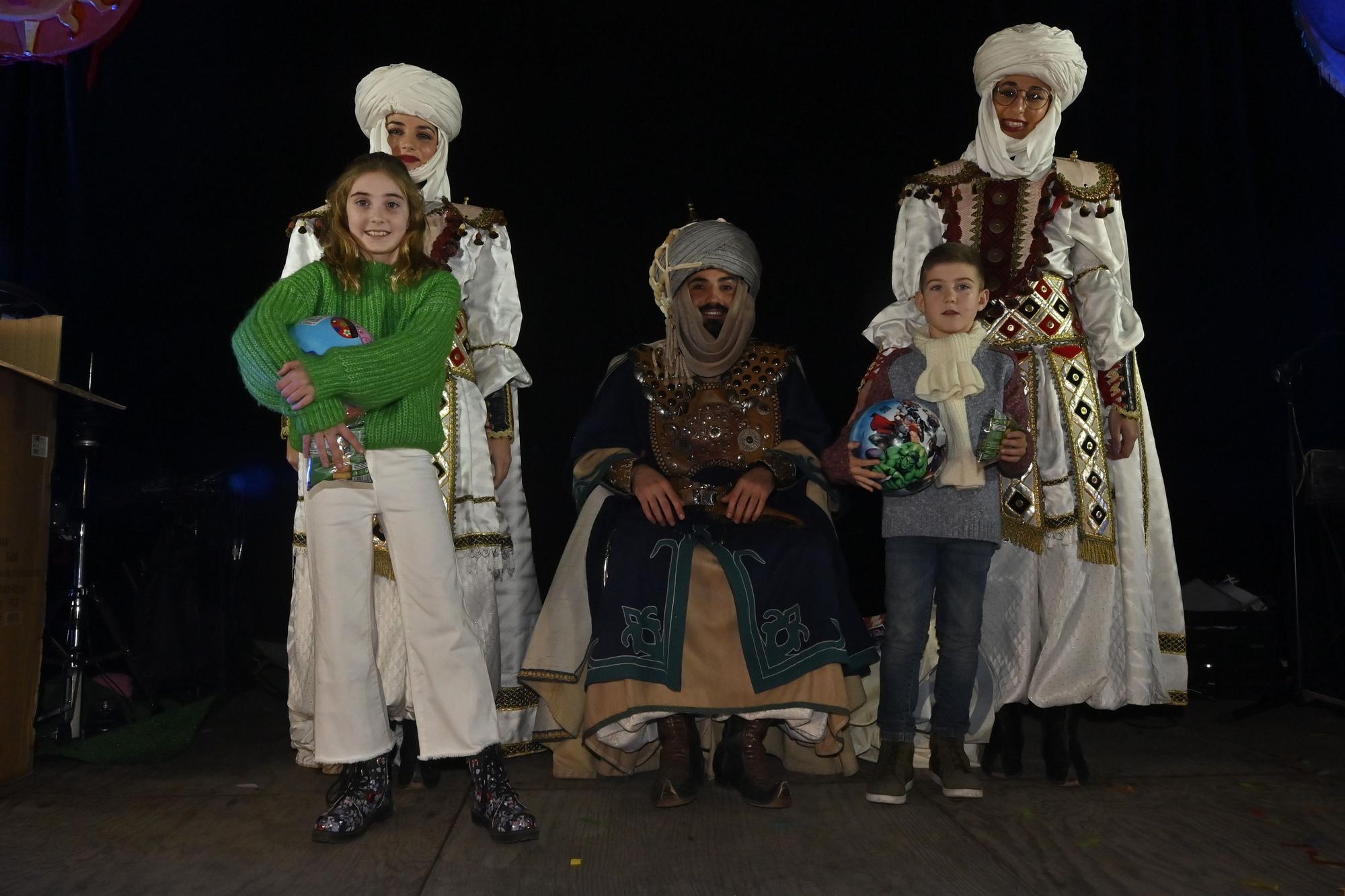 Los peques de Castelló entregan al Cartero Real las misivas con sus deseos. Encuentra tu foto.