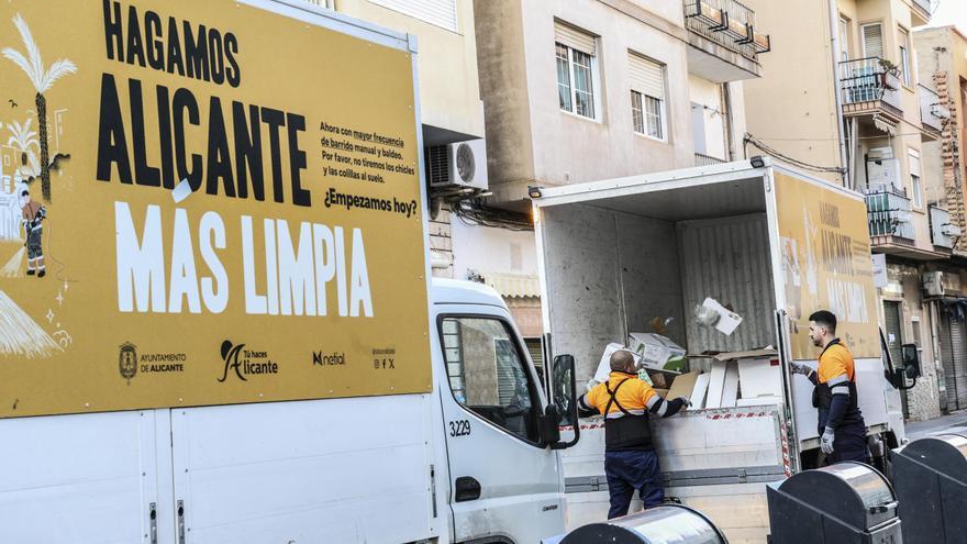 Los servicios de limpieza de Alicante devuelven la normalidad tras las Hogueras