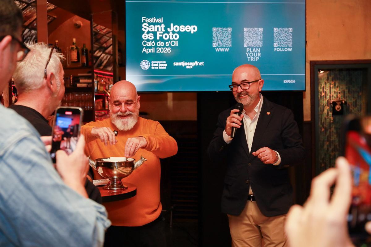 Vicent Roig observa al fotógrafo José Juan Gonzálvez en el sorteo de ‘Sant Josep és foto’, en Madrid.