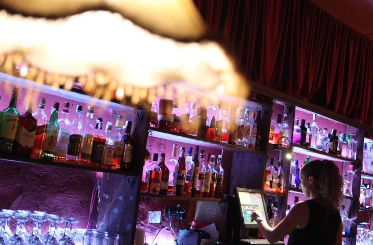 Detalle del bien provisto mueble bar de El Ahorcado Feliz, donde cuidan cada detalle de su decoración.