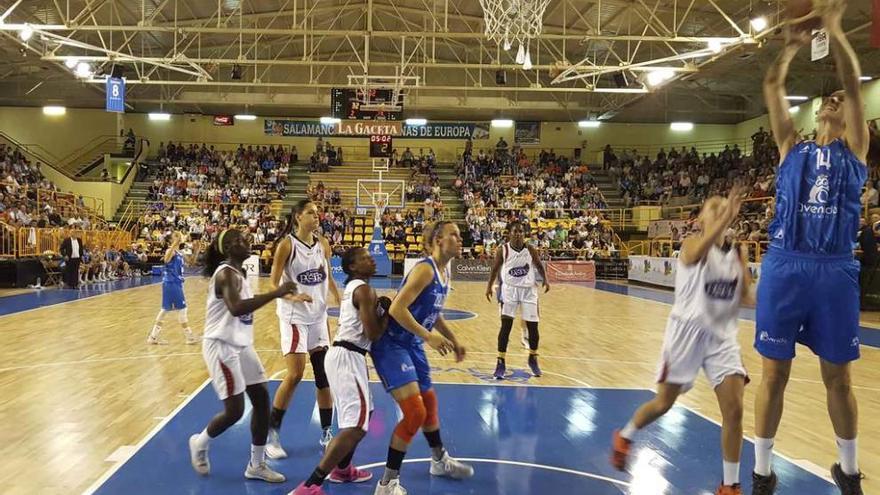 Kristine Vitola lanza a canasta ante varias jugadoras del Zamarat.